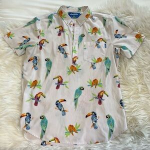 Chubbies Dude Where’s Macaw Short Sleeve Perform Stretch Shirt Mens Large